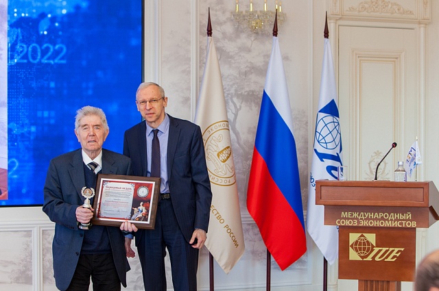 Академик РАН Валерий Макаров награжден Серебряной медалью ВЭО России